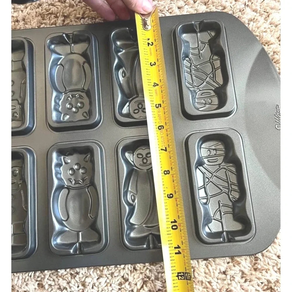 Wilton Halloween Pops Cookie Pan 8 Cake‎ Pops Mummy, Vampire, Alien, Dracula